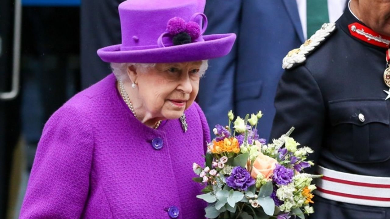 Kraliçe Elizabeth ve eşi aşı oldu