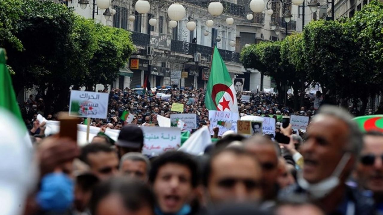 Cezayir’de halk ‘köklü değişim’ talebiyle yine sokaklara indi