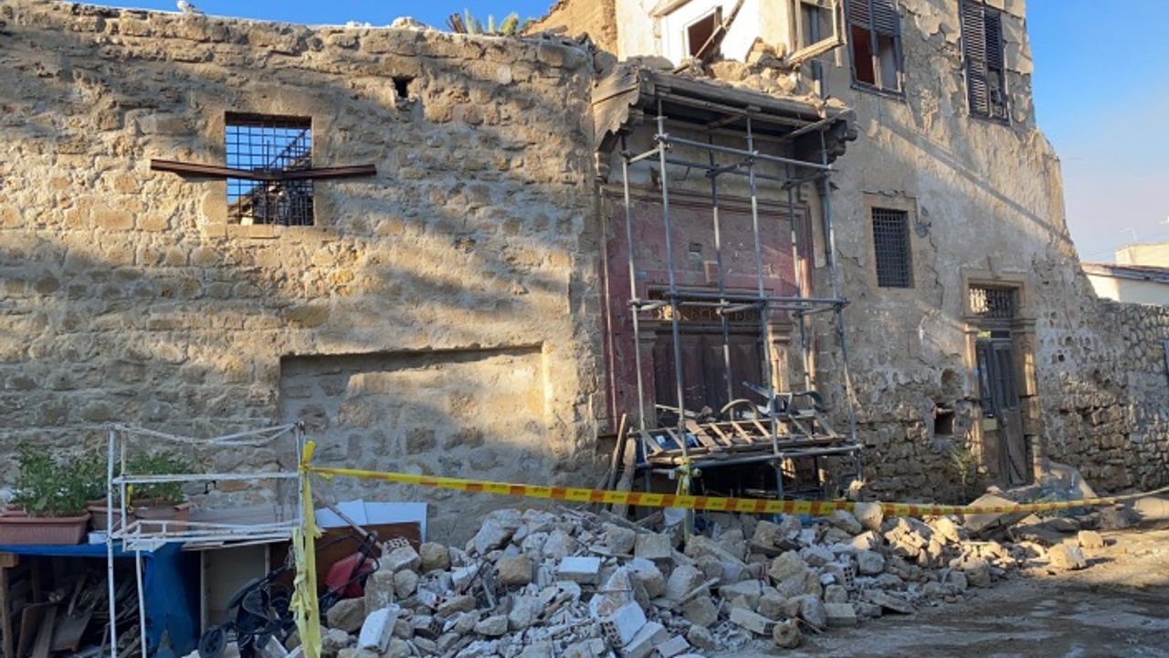 Rüzgar nedeniyle bir ev çöktü!