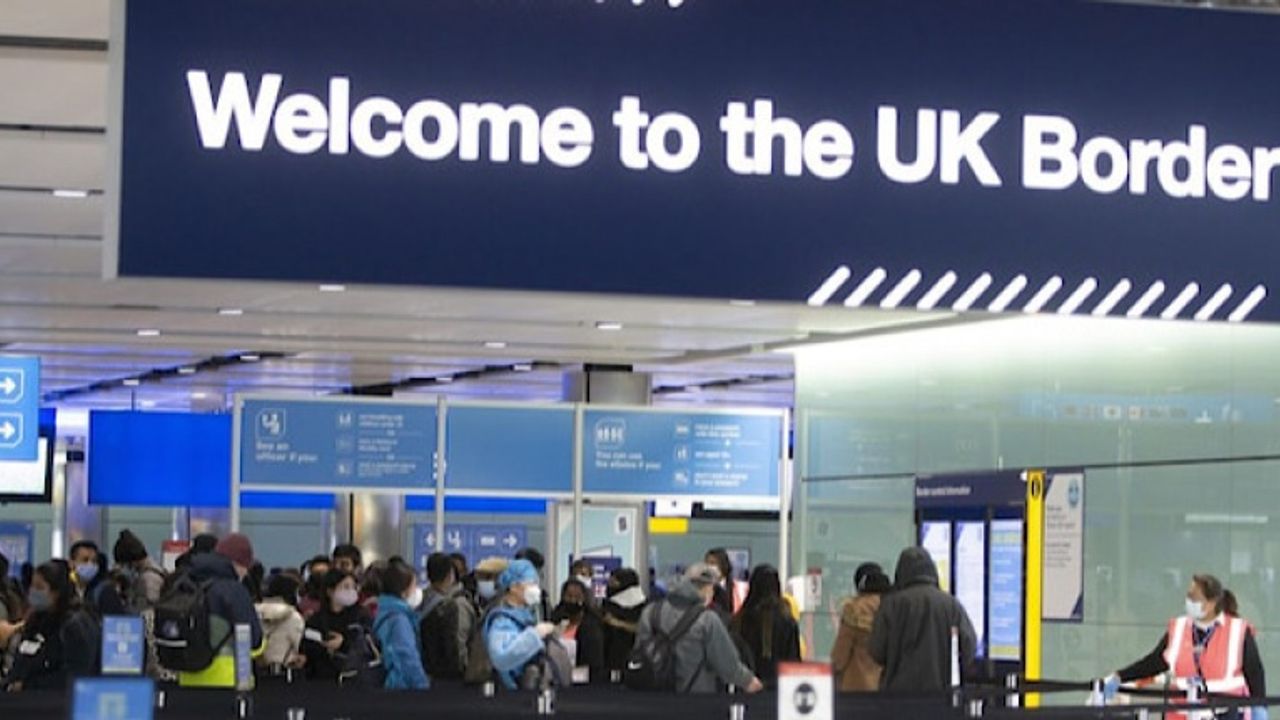İngiltere'de havalimanları pandeminin başından beri en yoğun günlerini yaşıyor