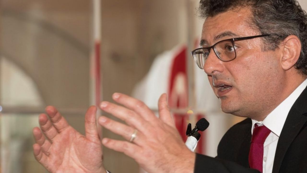 "Tatar, hangi etkilerle bu maskaralığın içine sokuldu?"