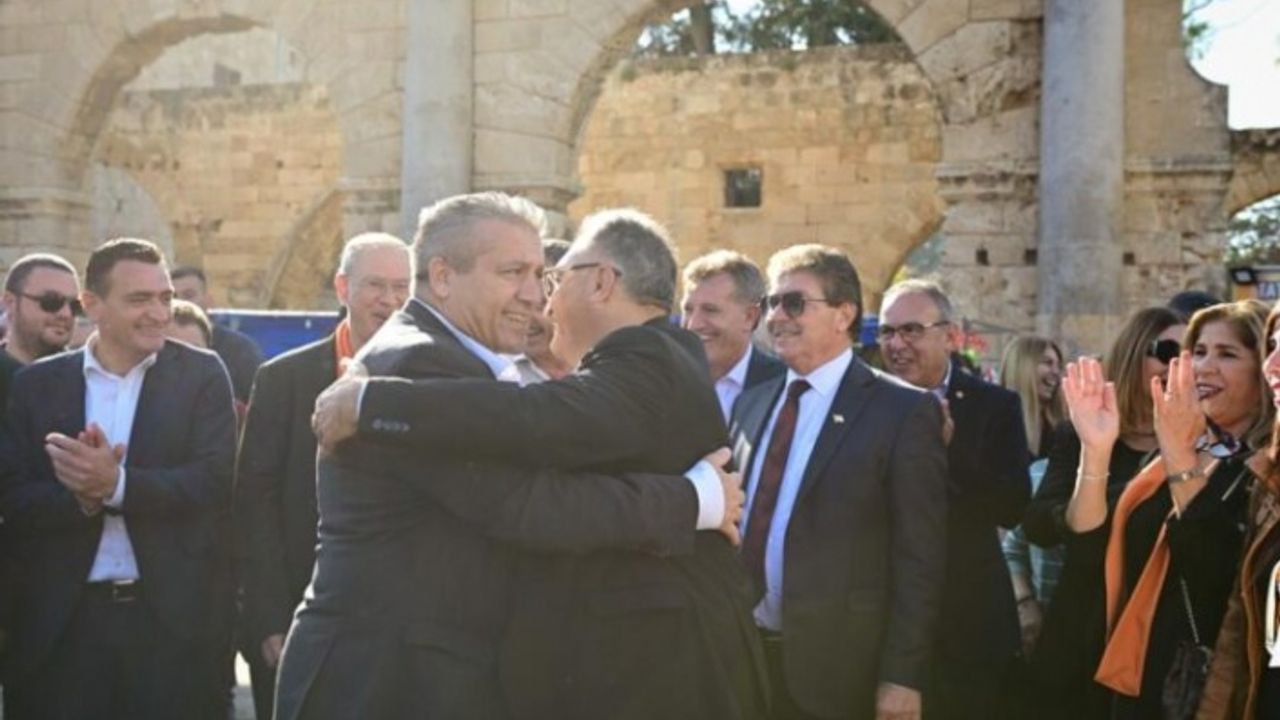 Arter ve Özcenk kol kola