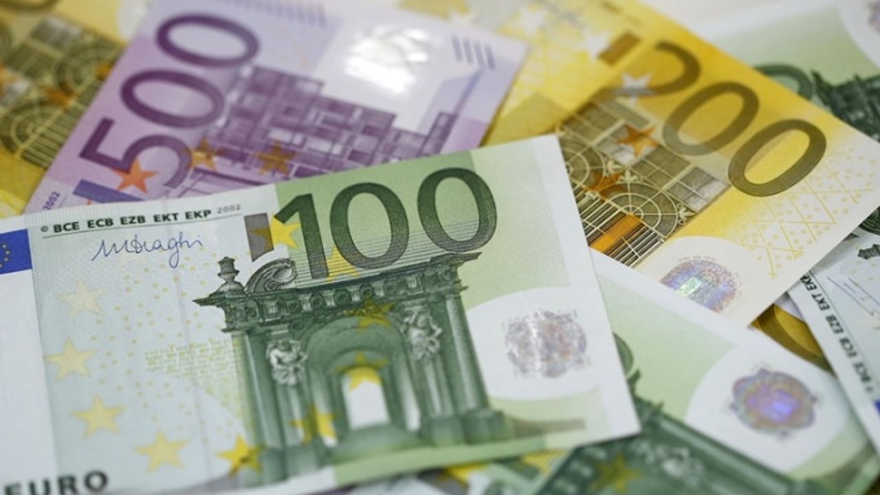 Euro 20,32 liradan, sterlin 22,83 liradan haftaya başladı