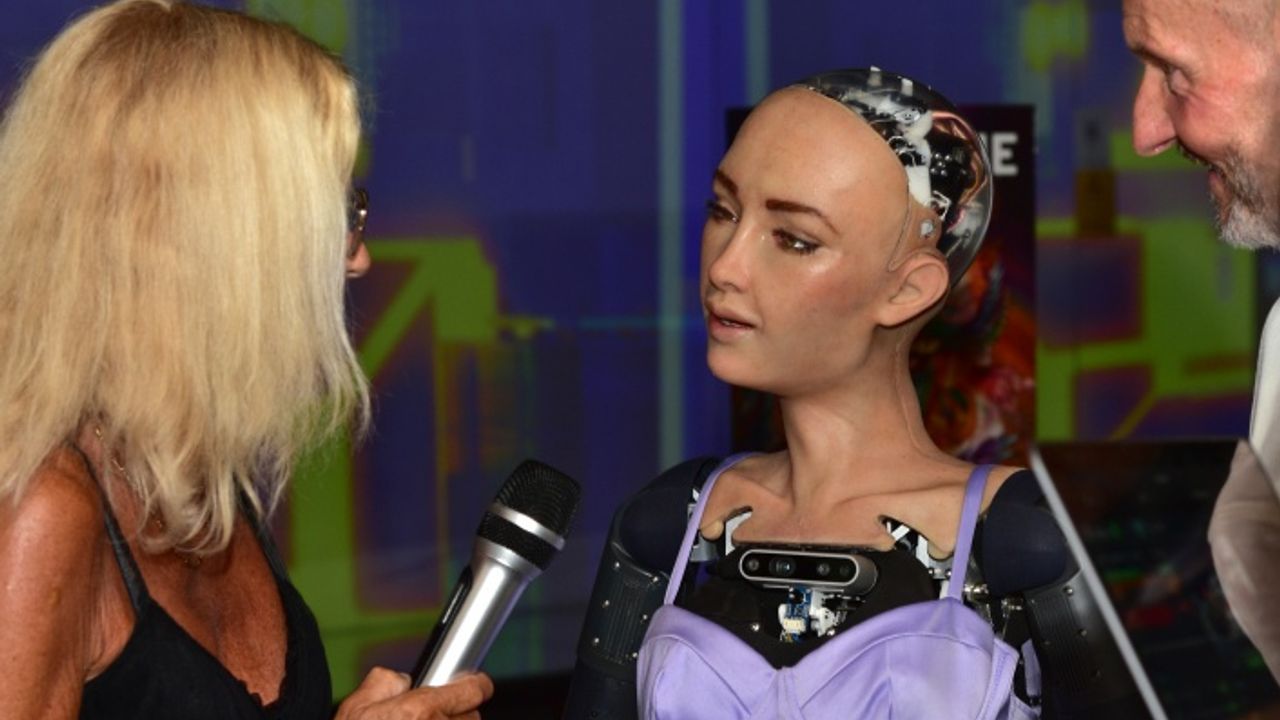 Dünyada vatandaşlığa kabul edilen ilk robot Sophia, Antalya'da tanıtıldı
