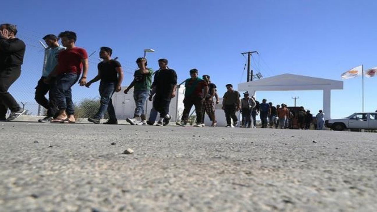 Rum İçişleri Bakanı’ndan İtiraf: Düzensiz Mültecileri Sınır Dışı Edemiyoruz