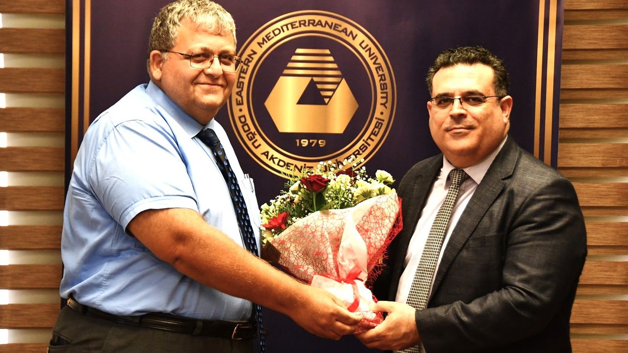 DAÜ Rektör Vekili Prof. Dr. Mustafa Tümer, Prof. Dr. Aykut Hocanın ve ekibine teşekkür etti