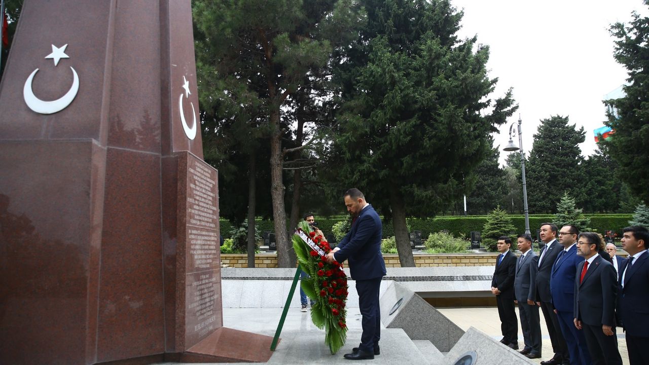 Çavuş, Azerbaycan Milli Lider Aliyev’in Anıt Mezarı ile Azerbaycan Türk Şehitliği’ni ziyaret ederek çelenk koydu