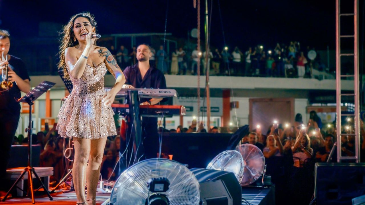 Şarkıcı Melek Mosso İskele'de konser verdi