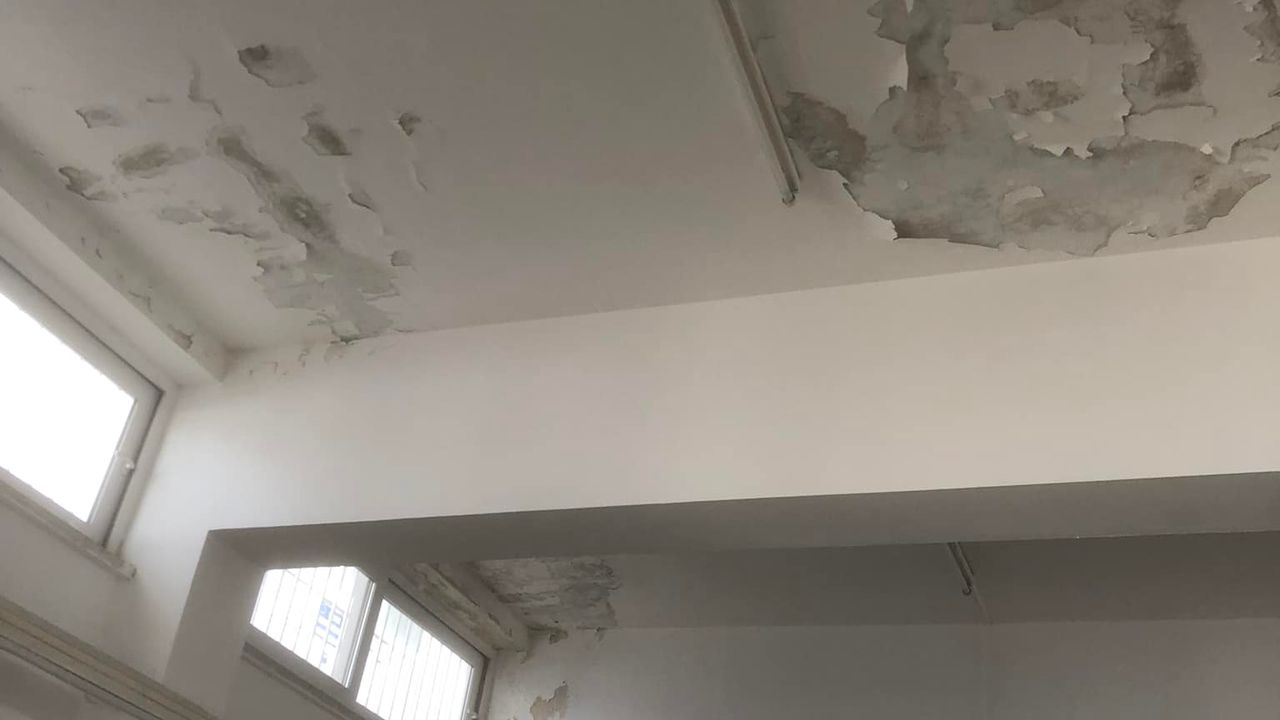 Kurtuluş İlkokulu’nda sınıfların tavanındaki boya sıvası dökülüyor...