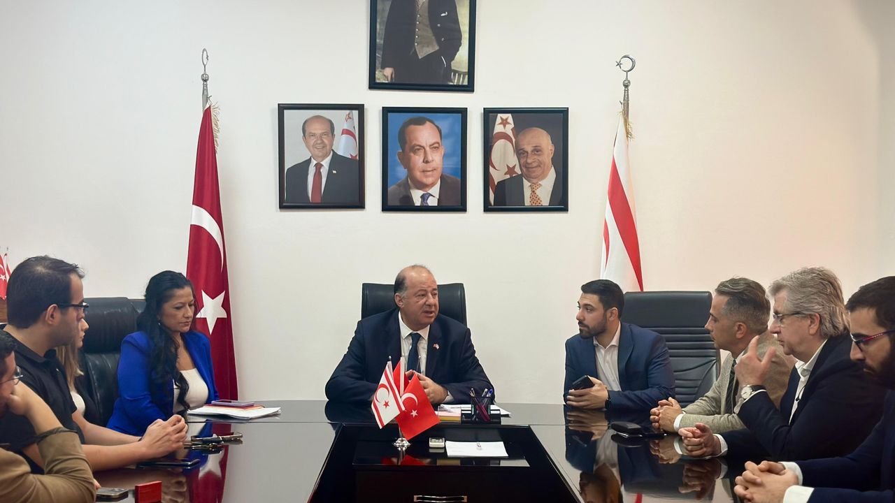  Sağlık Bakanı Hakan Dinçyürek, Diş Hekimliği Haftası nedeniyle Kıbrıs Türk Diş Tabipleri Odası Başkanı Halil Bakkaloğlu