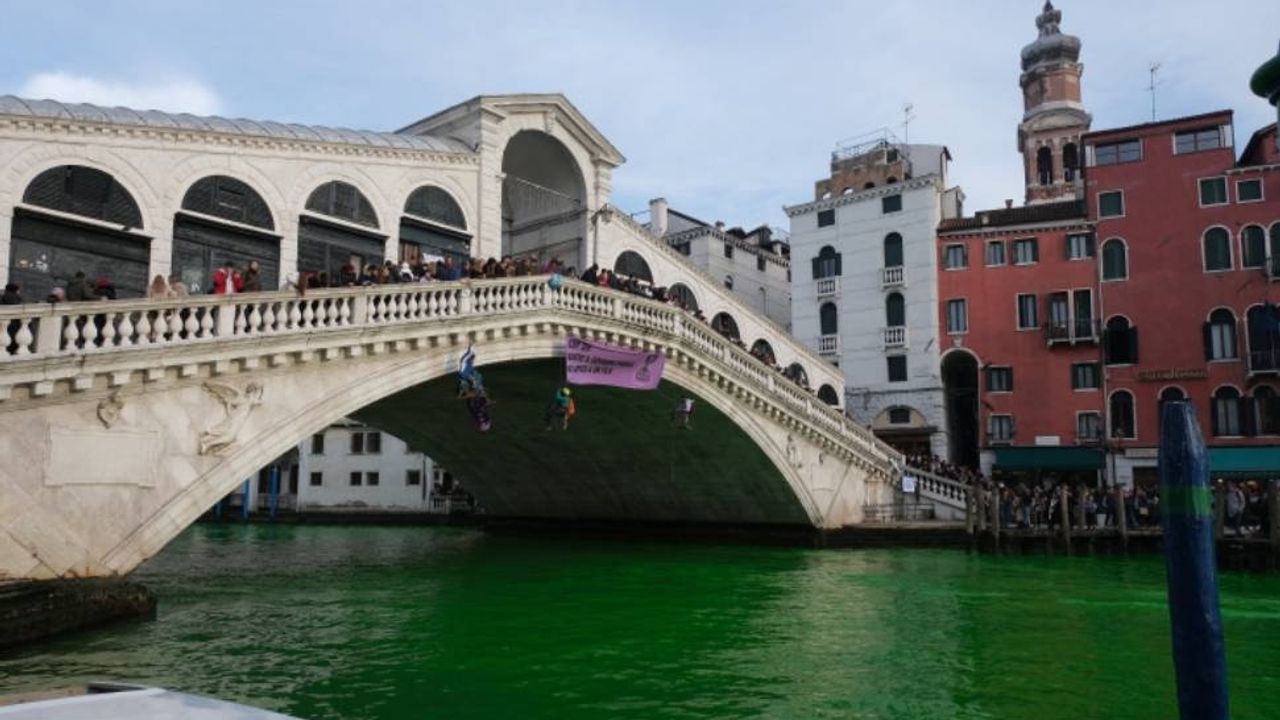 İklim aktivistleri Venedik'teki 'Büyük Kanal'ı yeşile boyadı