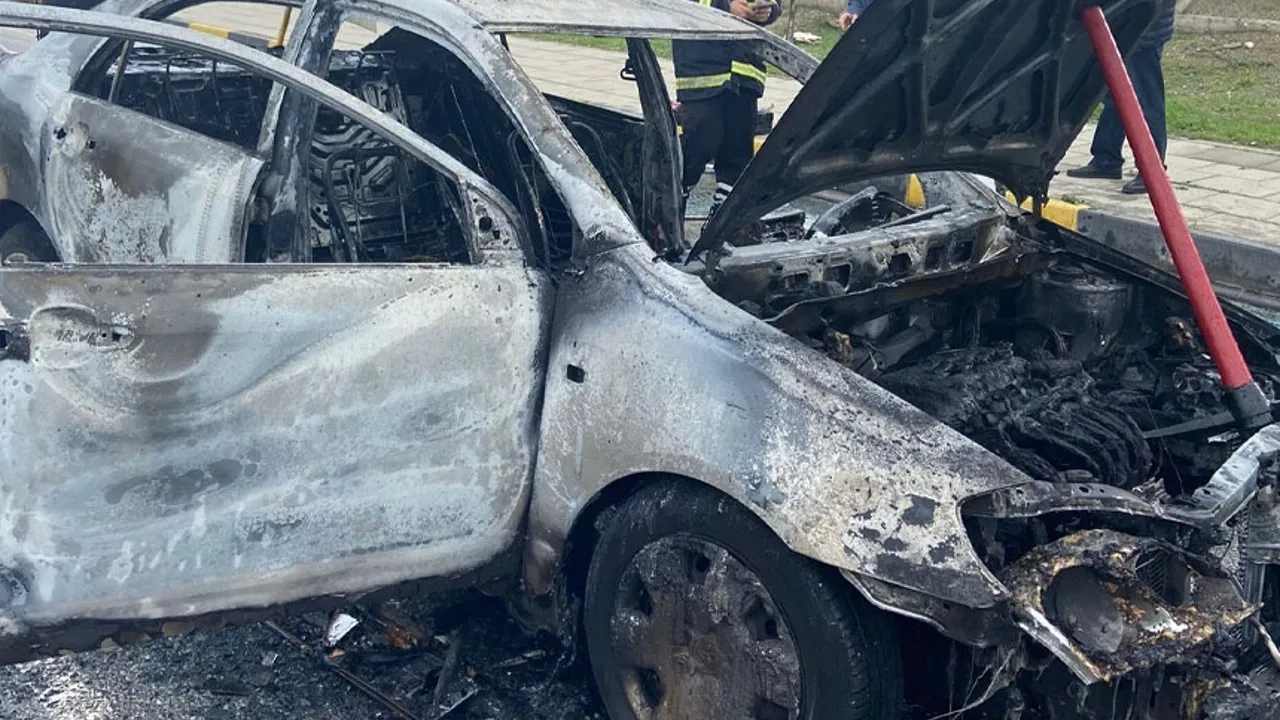 Lefkoşa’da meydana gelen trafik kazası sonrası bir araç tamamen yandı