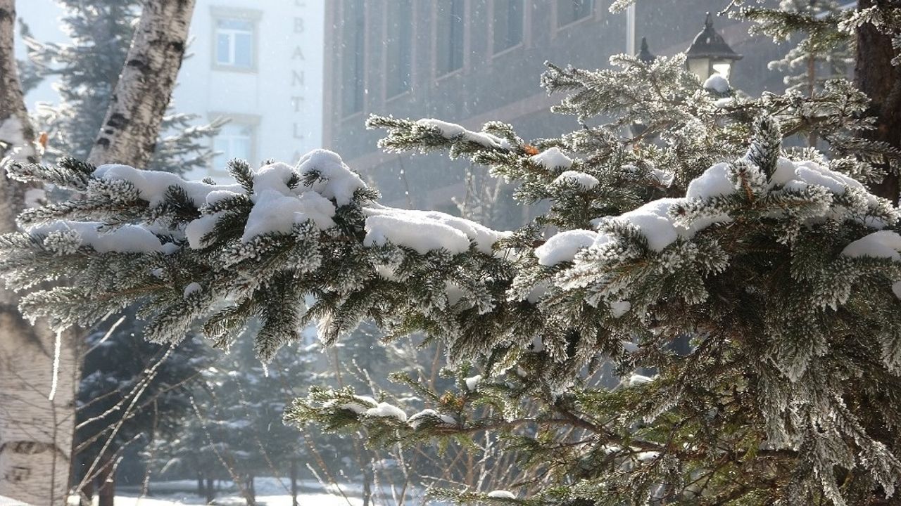 Sibirya soğuklarının hissedildiği ülkede yoğun yağış ve fırtına etkili oluyor