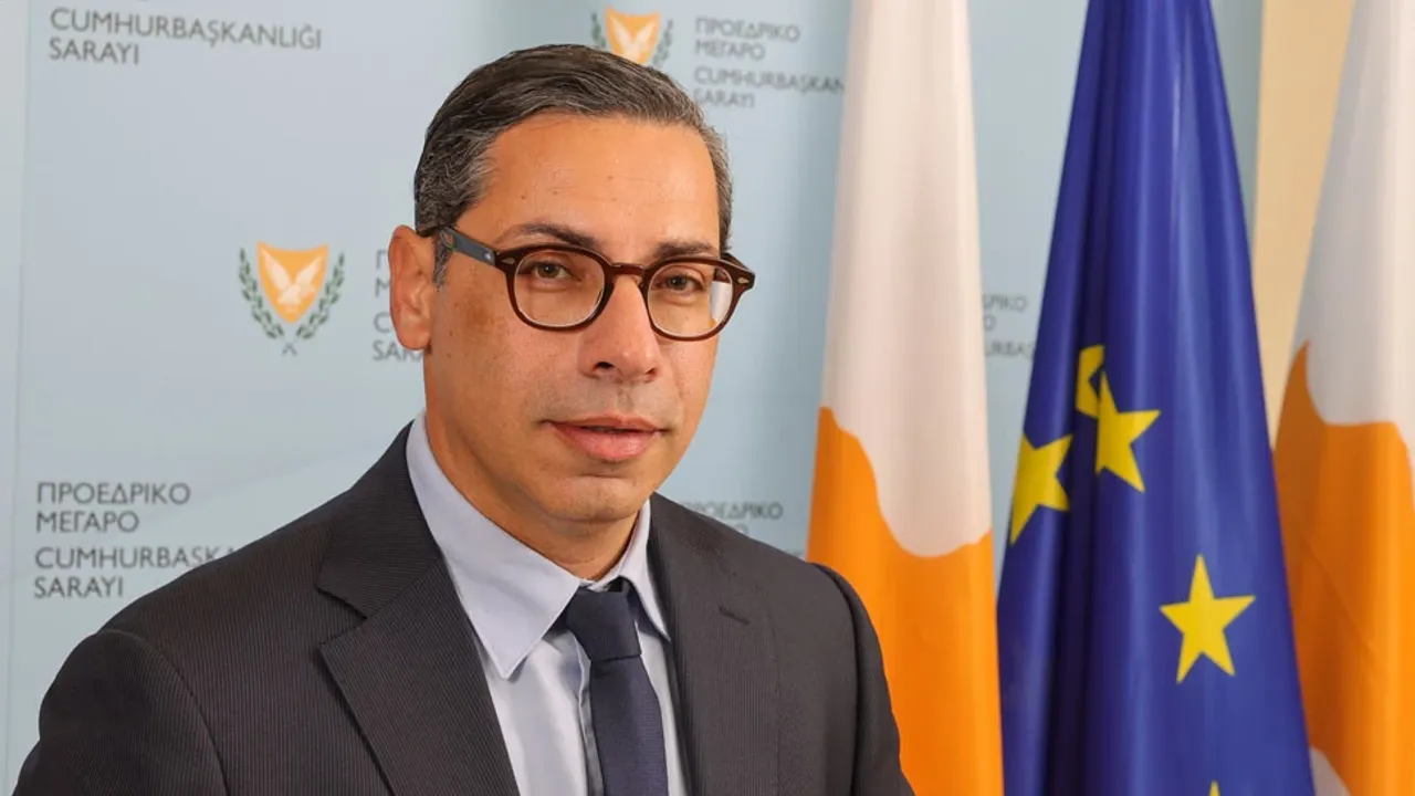 Rum Dışişleri Bakanı Kombos, Viyana'ya gitti