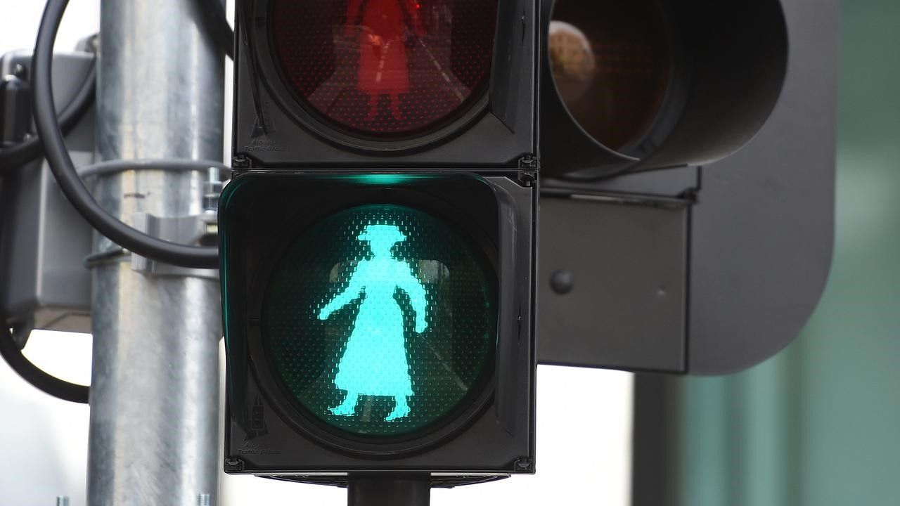 Güney Kıbrıs’ta kadın figürlü trafik ışıklarının yapılması gündemde