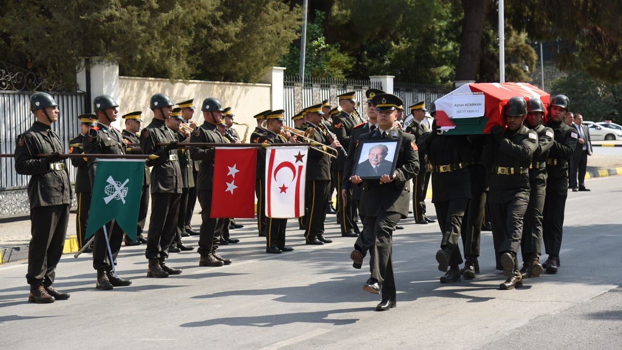 Eski Meclis Başkanı Acarkan için Meclis’te tören düzenlendi