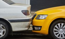 Alkollü sürücü park halindeki araca çarptı