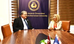 DAÜ Rektör Vekili Prof. Dr. Mustafa Tümer’den Prof. Dr. Ülker Vancı Osam’a teşekkür plaketi