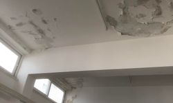 Kurtuluş İlkokulu’nda sınıfların tavanındaki boya sıvası dökülüyor...