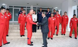 Dışişleri Bakanı Ertuğruloğlu Türk Yıldızları pilotlarını kabul etti