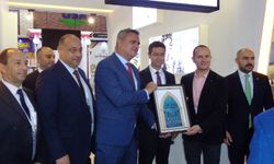 Türkiye’nin Abu Dabi Büyükelçisi Tunçer, North Cyprus şemsiye standını ziyaret etti