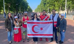 İngiltere’de yaşayan iki Kıbrıslı Türk koşucu, “Ada’da Barışın 50. yılı” sloganıyla koştu
