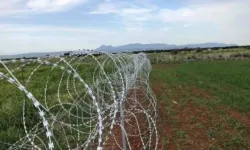 Ara bölgedeki dikenli tellerin sökülmesine başlandı