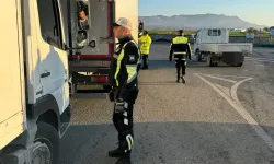 Polis kamyonları ve yolcu taşımacılığı yapan araçları denetledi...