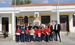 Sibel Tatar Gönendere Şht. Salih Terzi İlkokulu’nda çocuklara hediye dağıttı