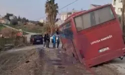 Okul otobüsü Hamitköy'de kanalizasyon için kazılan çukura battı!