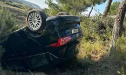 Toprak sete çarpıp takla attı! Biri çocuk, 2 yaralı!