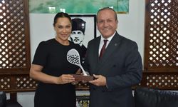 Ataoğlu, Hülya Avşar’ı kabul etti.