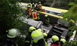 Almanya'da yolcu treni raydan çıktı! ölü ve yaralılar var