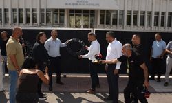 Kamuda yetkili beş sendika Başbakanlık’a siyah çelenk bıraktı