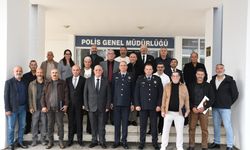 Emekliye ayrılan polis mensuplarına plaket ve hizmet belgeleri takdim edildi