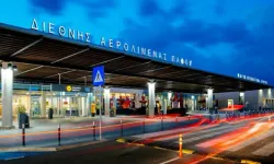 Baf Havaalanı’nda İngiliz yolcunun valizlerinden 225 karton kaçak sigara çıktı