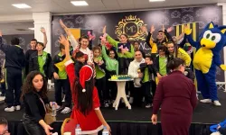 Fenerbahçeli İş İnsanları Derneği, özel eğitim gören çocuklar için yeni yıl partileri düzenledi