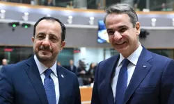 Hristodulidis, üçlü buluşma öncesi Miçotakis’le görüştü