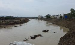 Yağmur suları Kurudere köyünde bulunan dere yatağına ulaştı