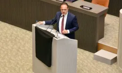 CTP Milletvekili Erkut Şahali, kürsüye siyah bayrak astı