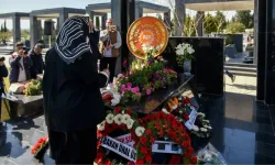 İrsen Küçük 7'nci ölüm yıl yönümde kabri başında anıldı