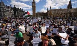 Londra'da "Palestine Action" grubuna destek eyleminde 523 kişi gözaltına alındı