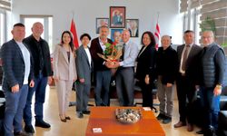 KKTC Adanalılar Derneği’nden, Gazimağusa Belediyesi’ne mama desteği