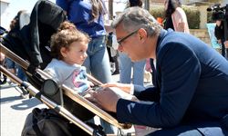 Çocuklarla göz göze: Erhürman’dan sıcak kare