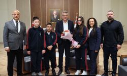 Cumhurbaşkanı Tufan Erhürman, Dünya Otizm Farkındalık Günü dolayısıyla ÖZEV Özel Eğitim Okulu öğrencilerini kabul etti