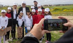 1 saatte 14 bin 300 fidan toprakla buluştu: Erhürman’dan “birlikte başardık” mesajı