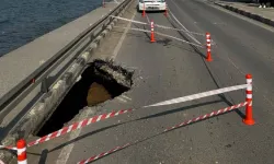 Gemikonağı'nda yol çöktü: Polis sürücüleri uyardı