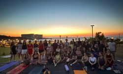 Gün batımında yoga etkinliği düzenlendi