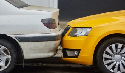 Alkollü sürücü park halindeki araca çarptı