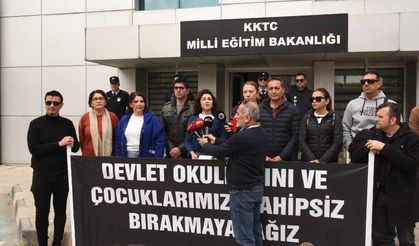 Milli Eğitim Bakanlığı'na siyah çelenk bırakıldı